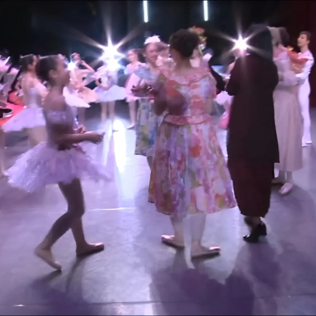 バレエ発表会終了後の舞台裏の様子