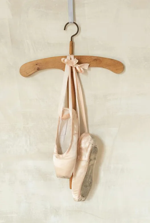壁にかかったバレエシューズ