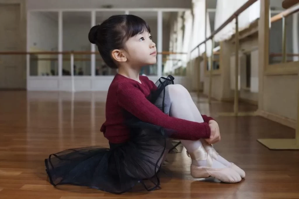 バレエの伸び悩みを考えている少女