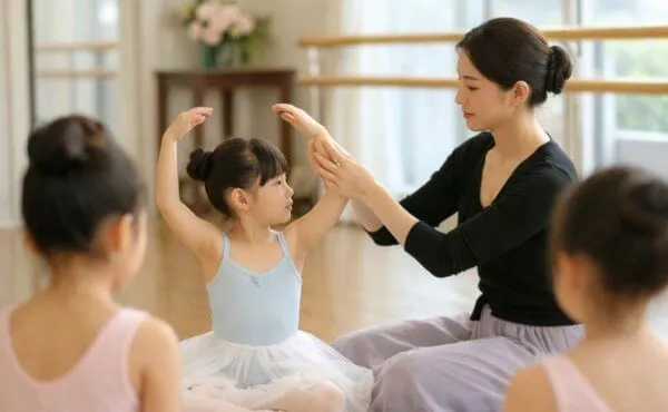 一人ひとりの子どもも丁寧に指導するバレエ教師