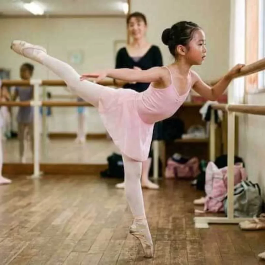 バーレッスンで一生懸命頑張る生徒